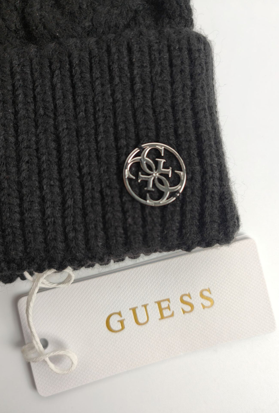 Berretto Donna GUESS con Pompon e Lavorazione a Trecce- NERO