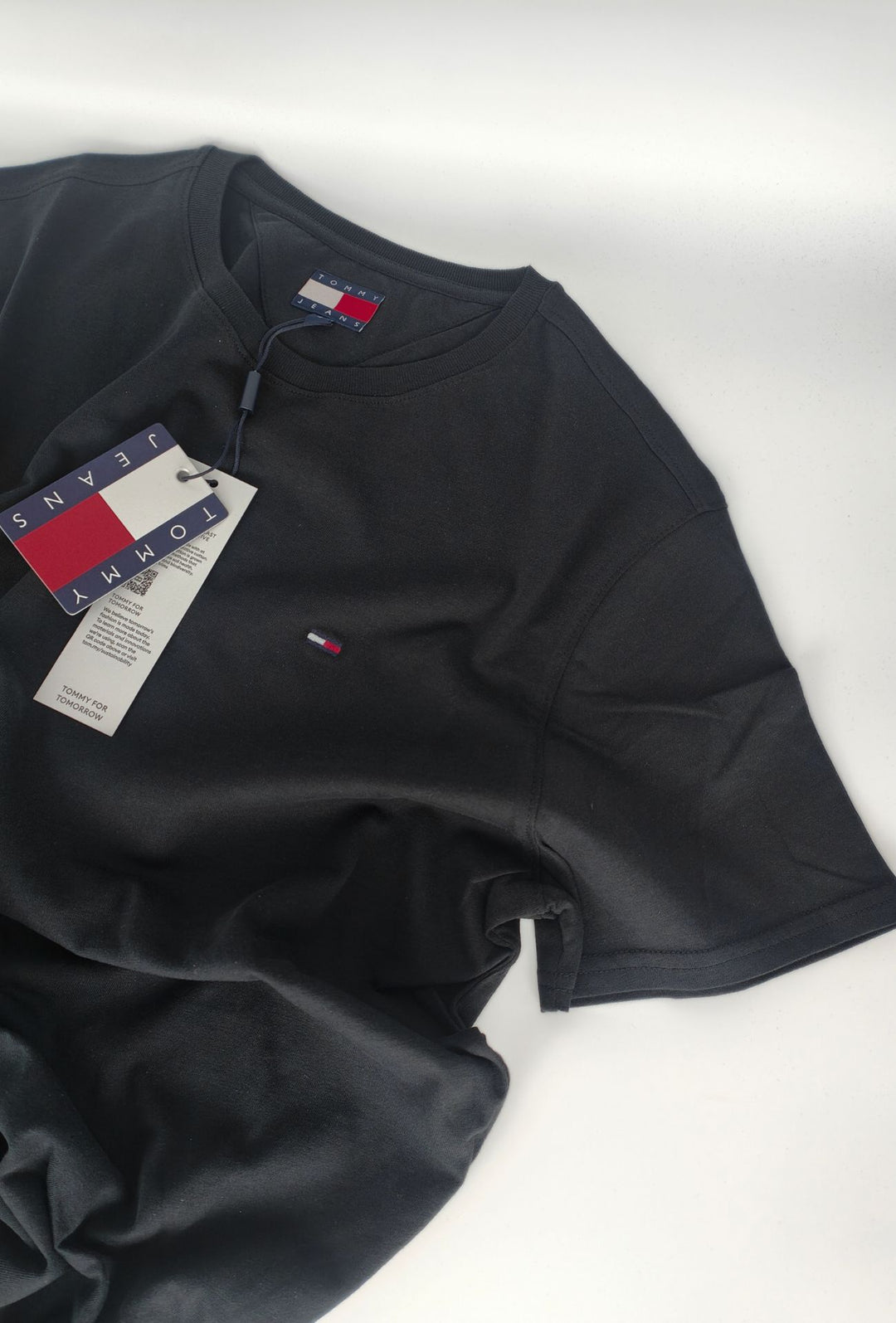 T-shirt uomo Tommy Jeans 100% Cotone logo ricamato lato cuore - NERO