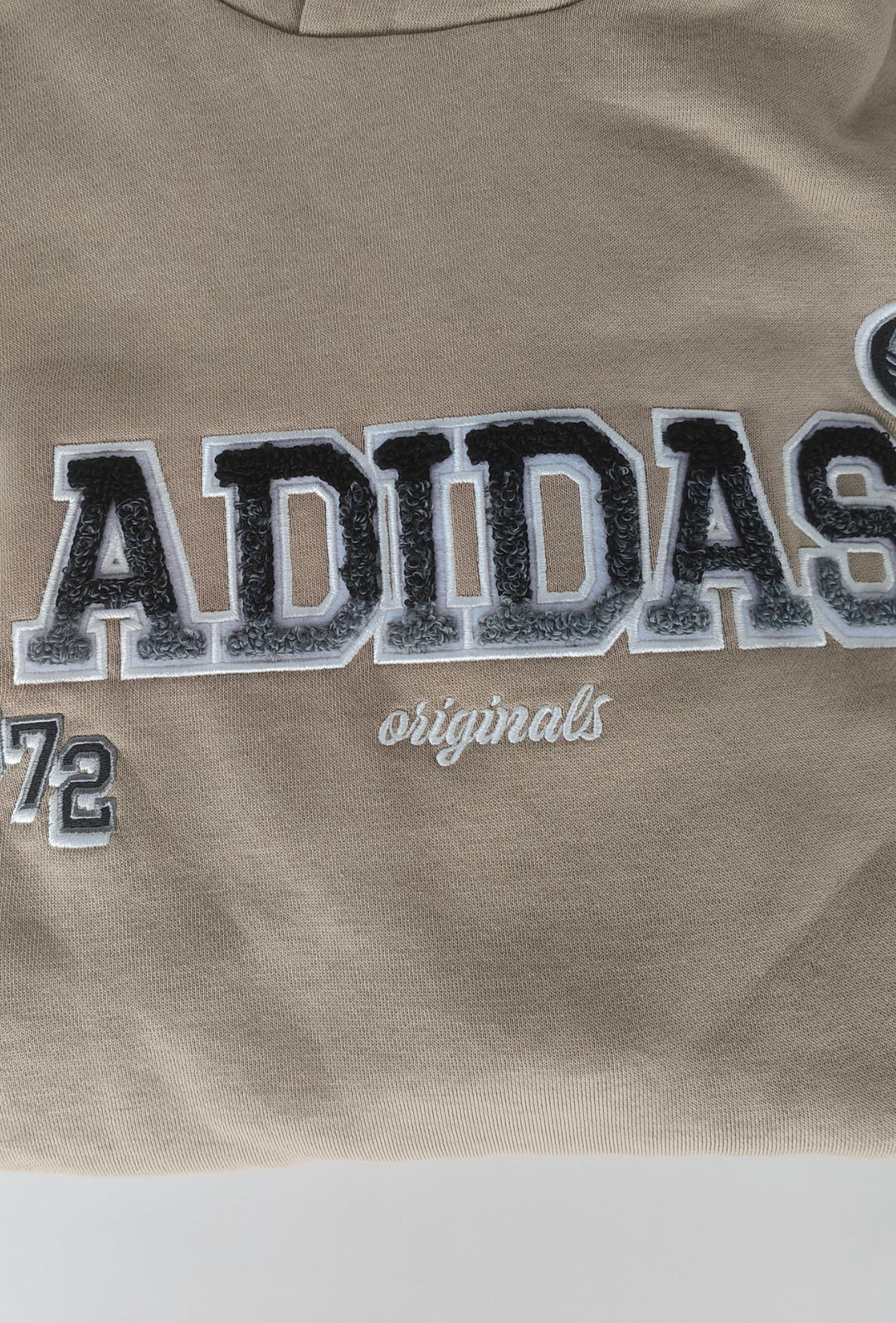 Felpa Uomo ADIDAS con Cappuccio e Interno Felpato scritta centrale in rilievo ricamata- BEIGE
