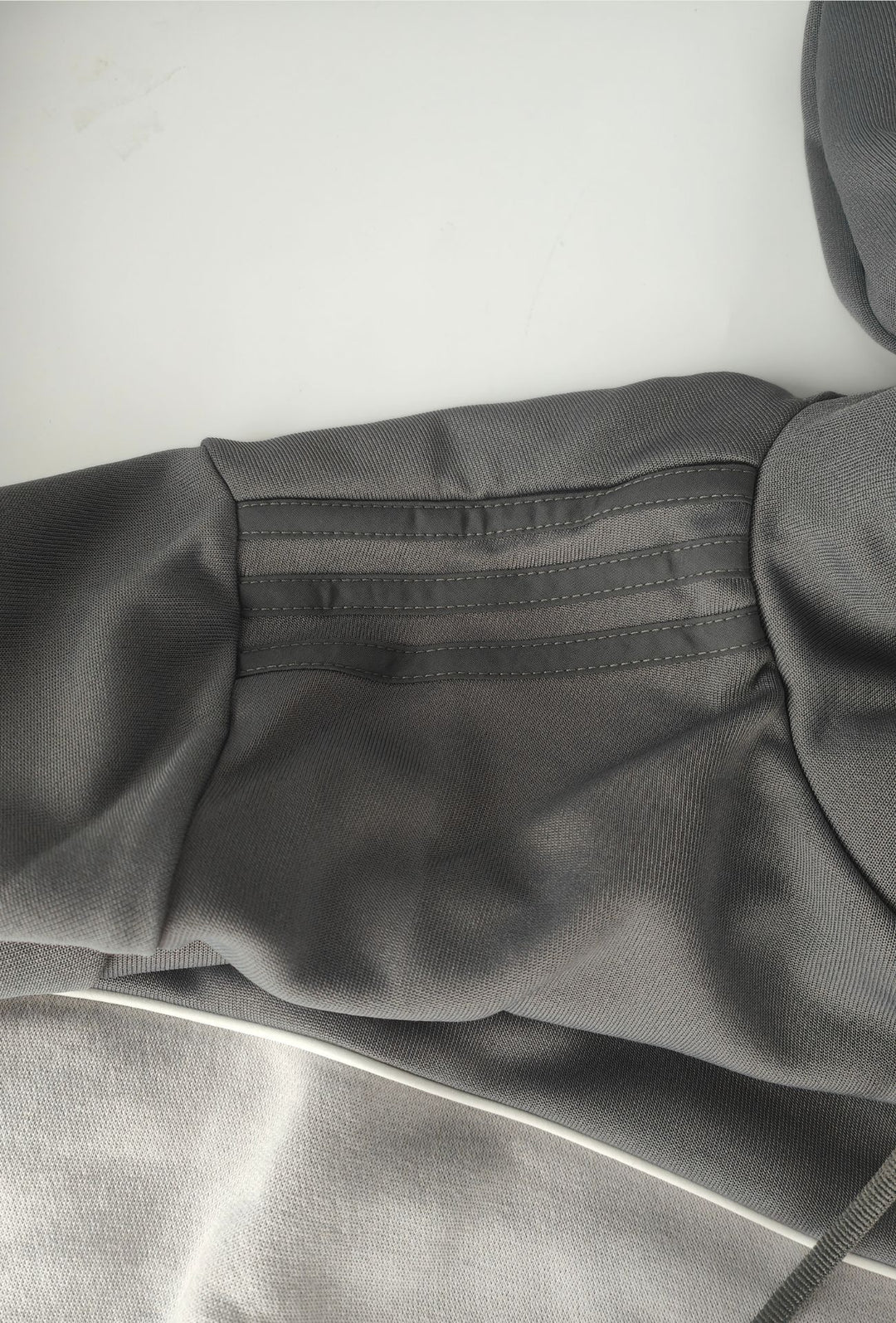 Felpa Uomo ADIDAS  Con Cappuccio E scritta centrale stampato sul petto e stampa grande sul retro- GRIGIO