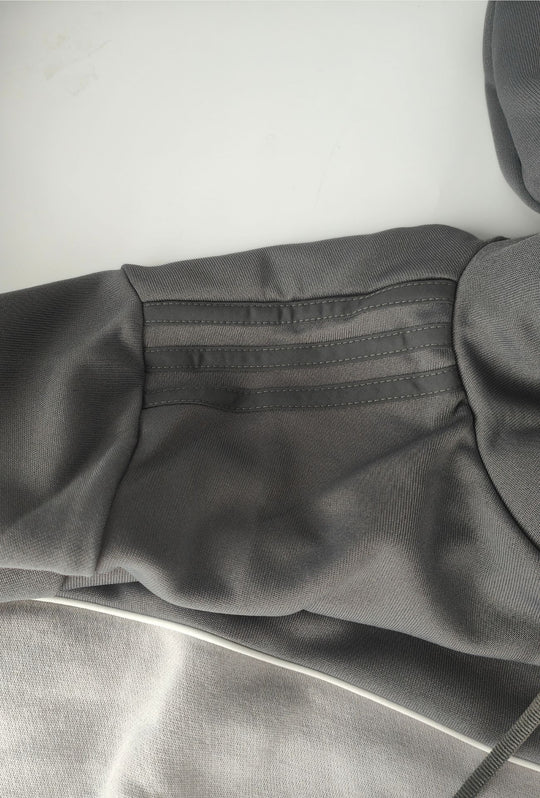 Felpa Uomo ADIDAS  Con Cappuccio E scritta centrale stampato sul petto e stampa grande sul retro- GRIGIO