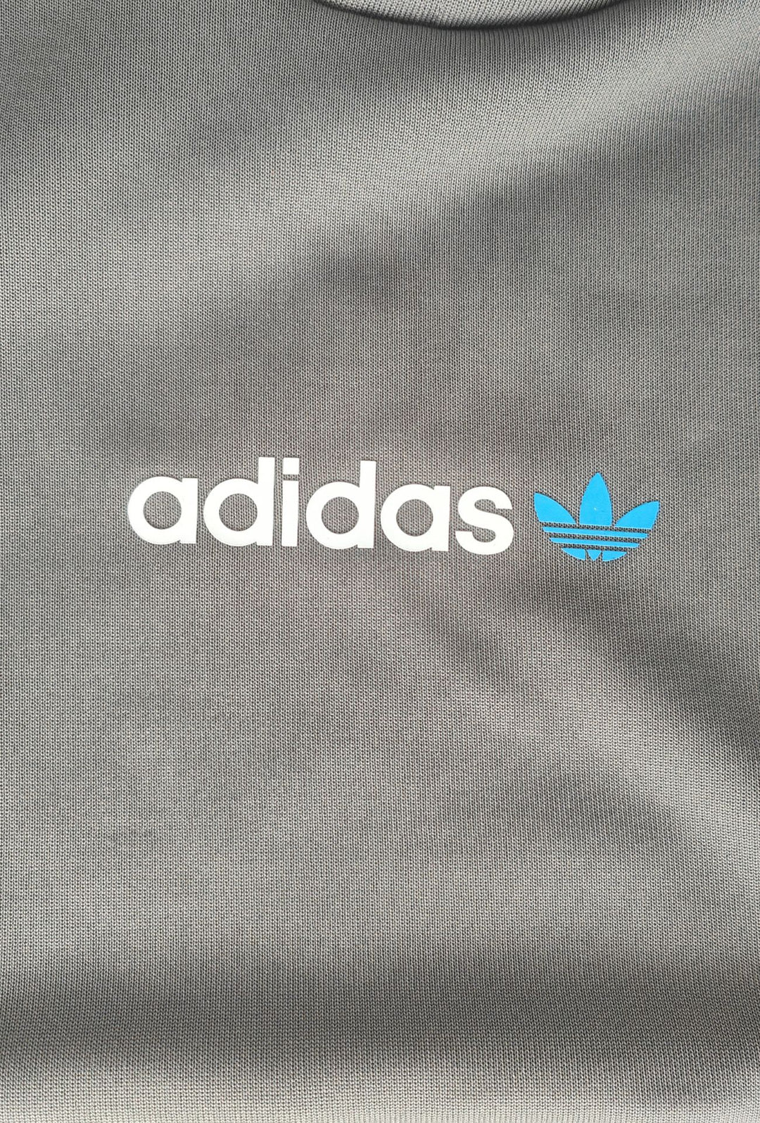 Felpa Uomo ADIDAS  Con Cappuccio E scritta centrale stampato sul petto e stampa grande sul retro- GRIGIO