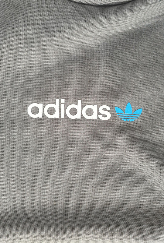 Felpa Uomo ADIDAS  Con Cappuccio E scritta centrale stampato sul petto e stampa grande sul retro- GRIGIO