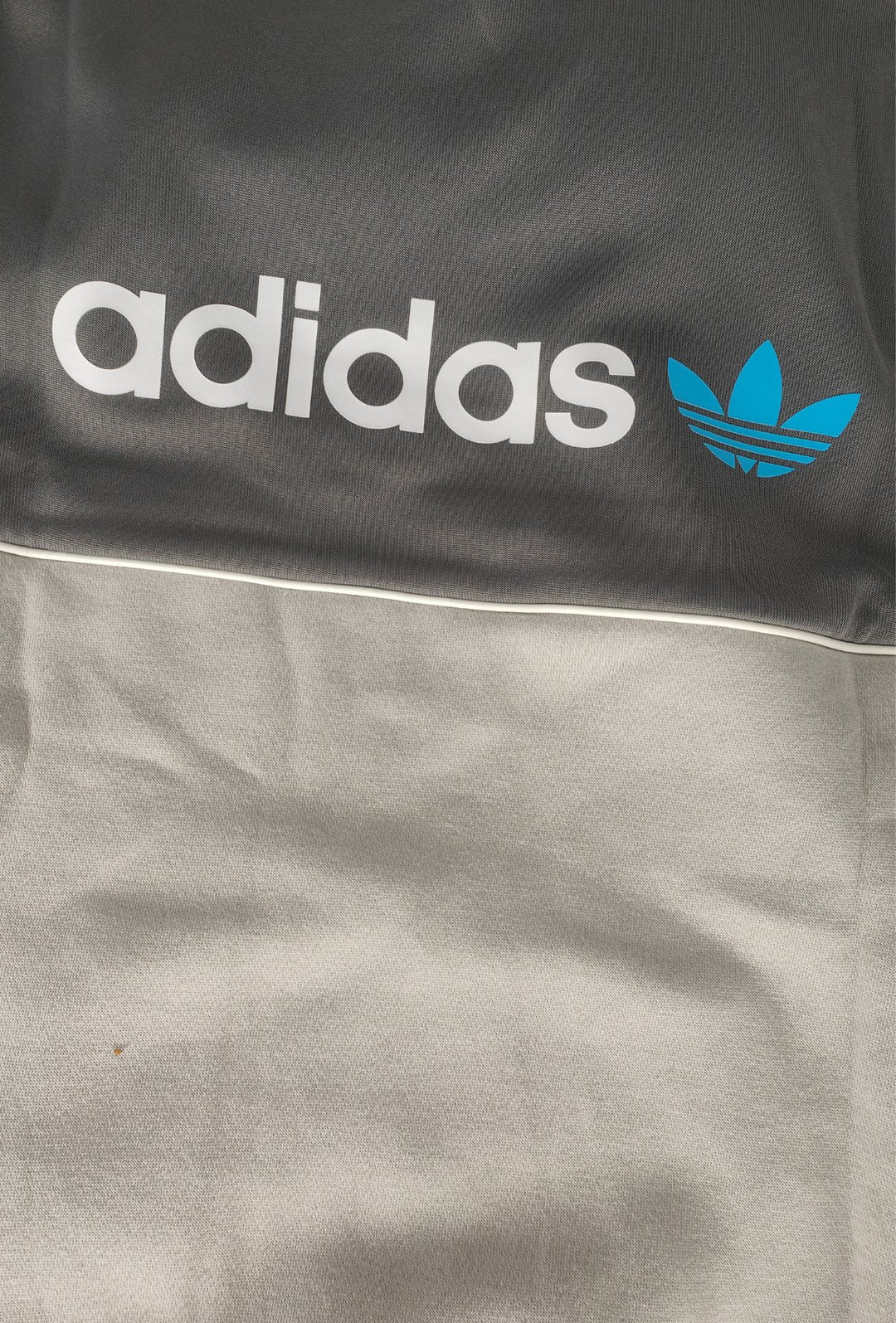 Felpa Uomo ADIDAS  Con Cappuccio E scritta centrale stampato sul petto e stampa grande sul retro- GRIGIO