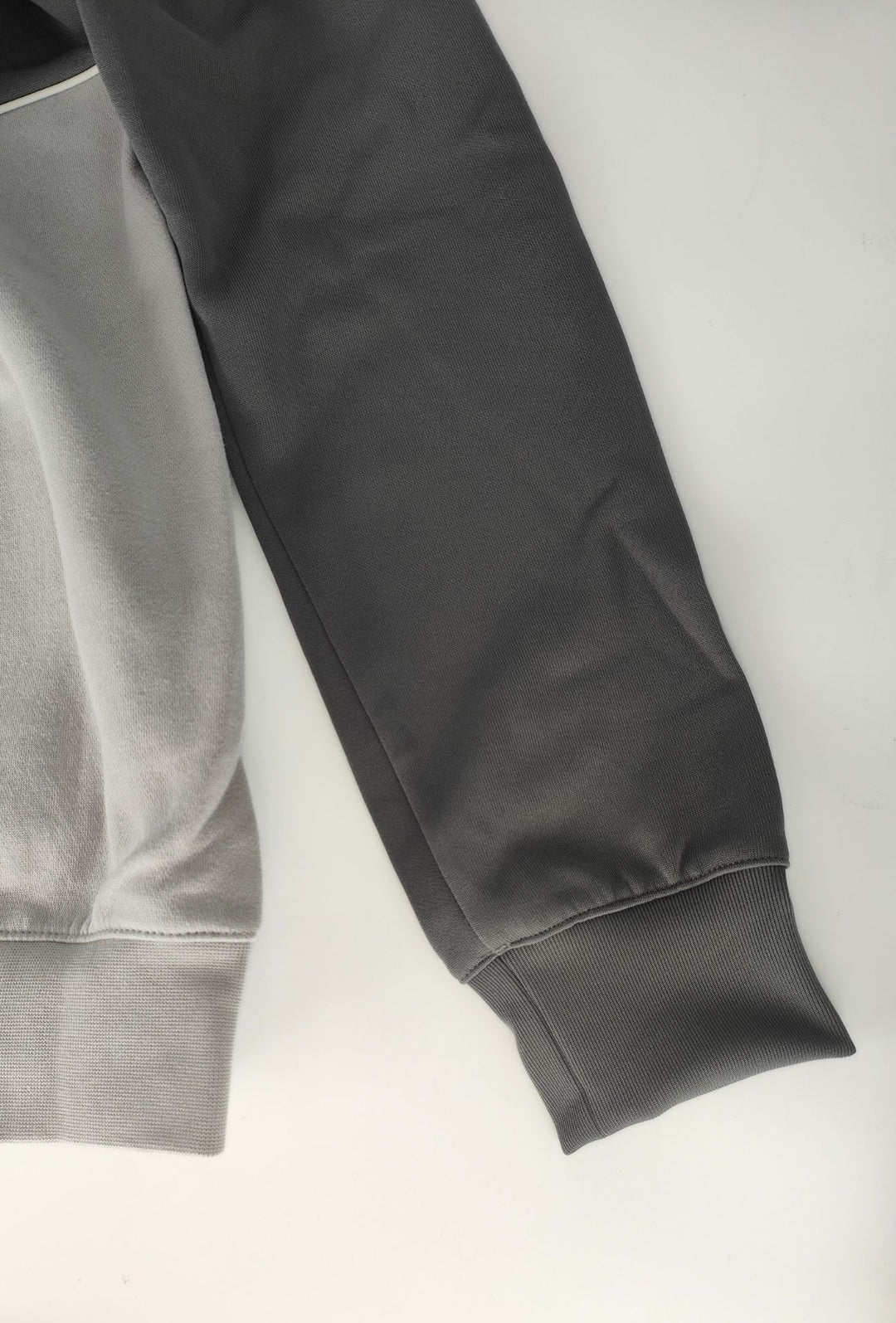 Felpa Uomo ADIDAS  Con Cappuccio E scritta centrale stampato sul petto e stampa grande sul retro- GRIGIO