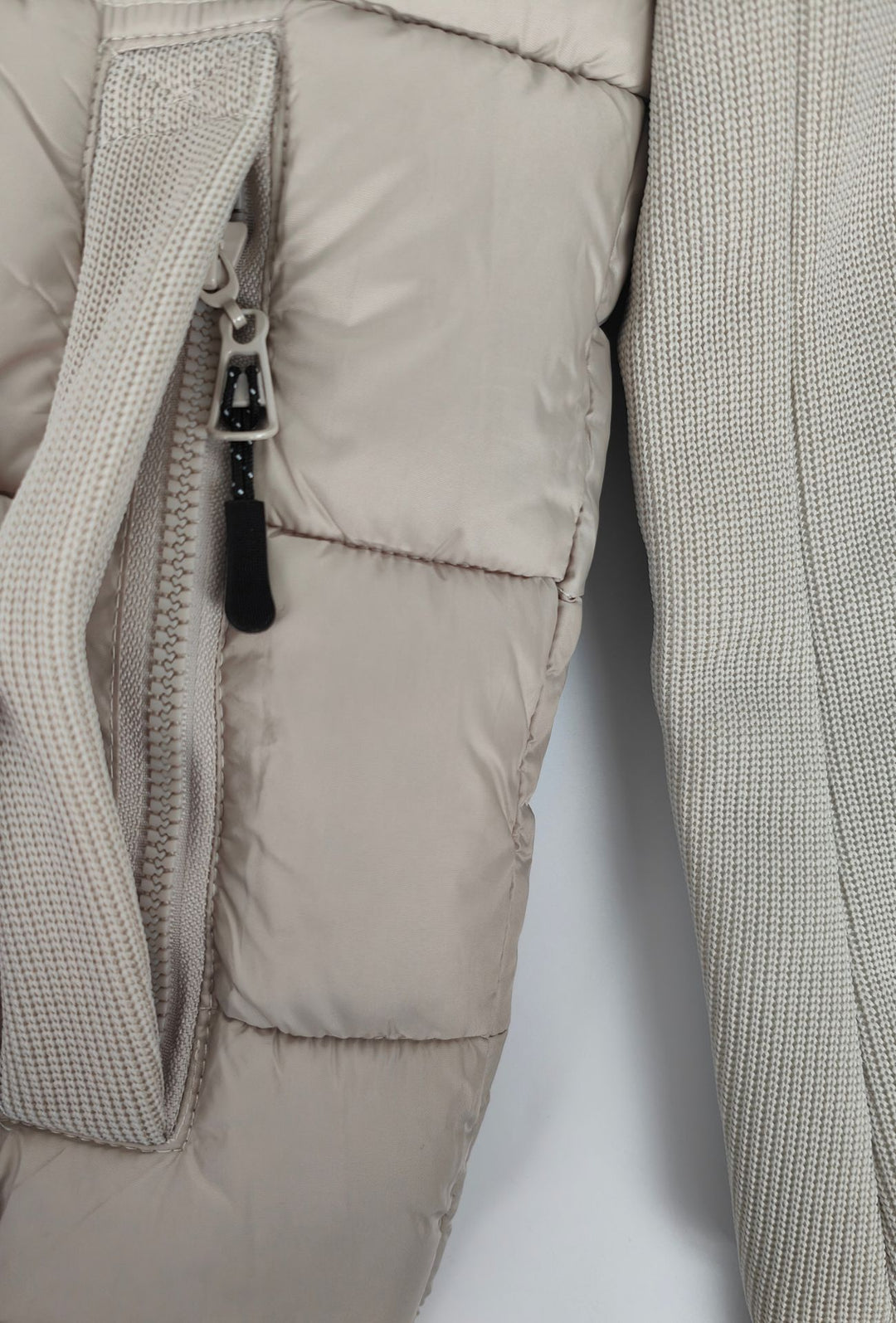 Giubbotto invernale con cappuccio smontabile maniche in tessuto - BEIGE CHIARO