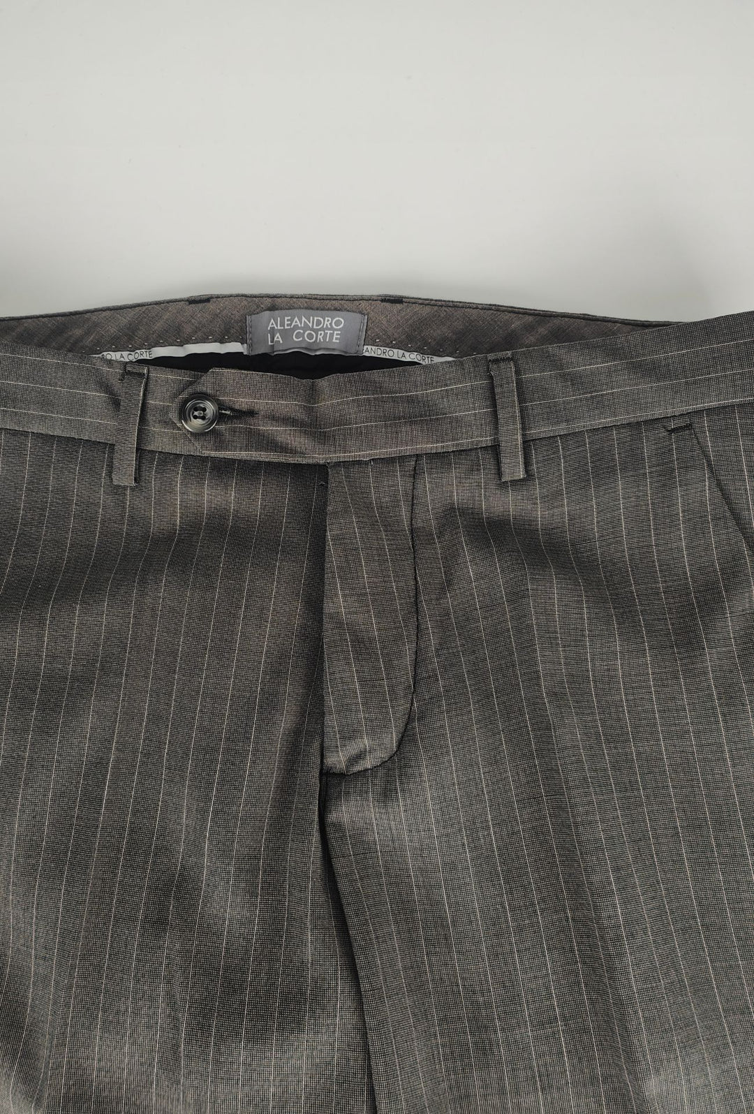 Pantaloni uomo eleganti con tasca America, risvolto e abbottonatura allungata- GRIGIO GESSATO
