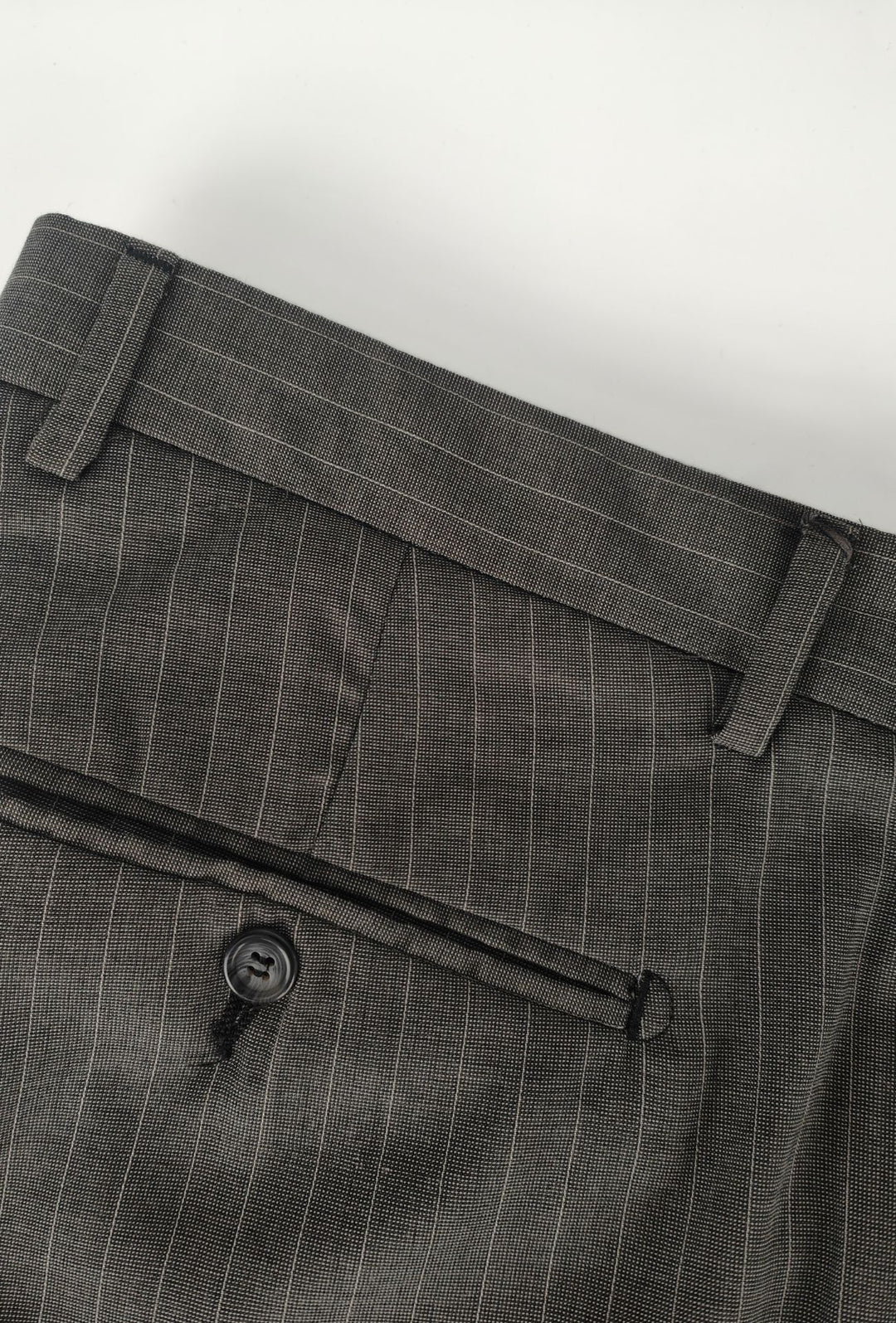 Pantaloni uomo eleganti con tasca America, risvolto e abbottonatura allungata- GRIGIO GESSATO