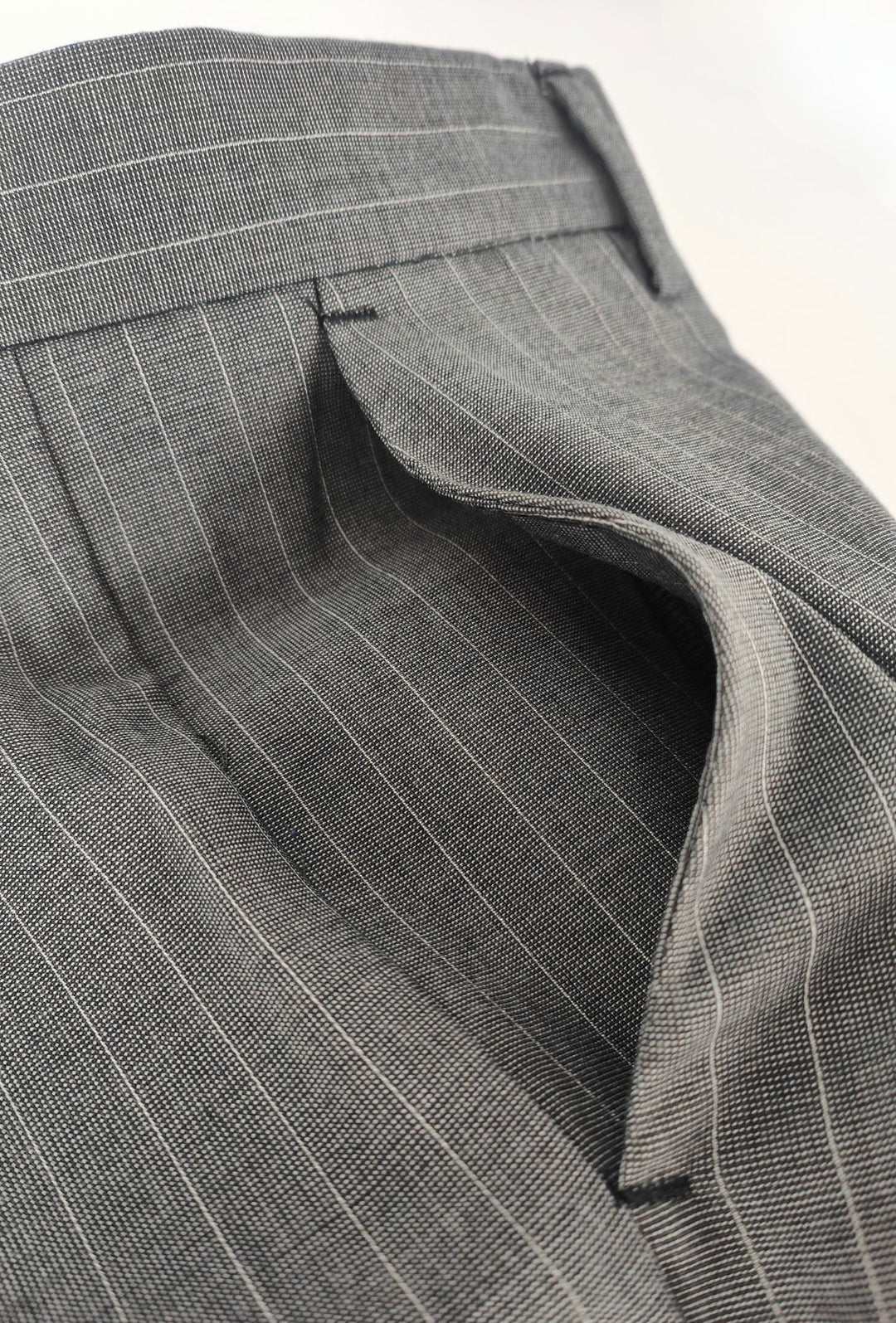Pantaloni uomo eleganti con tasca America, risvolto e abbottonatura allungata- GRIGIO GESSATO
