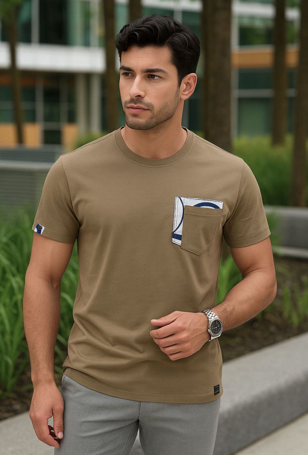 T-Shirt uomo Baci & Abbracci con taschino colorato - FANGO