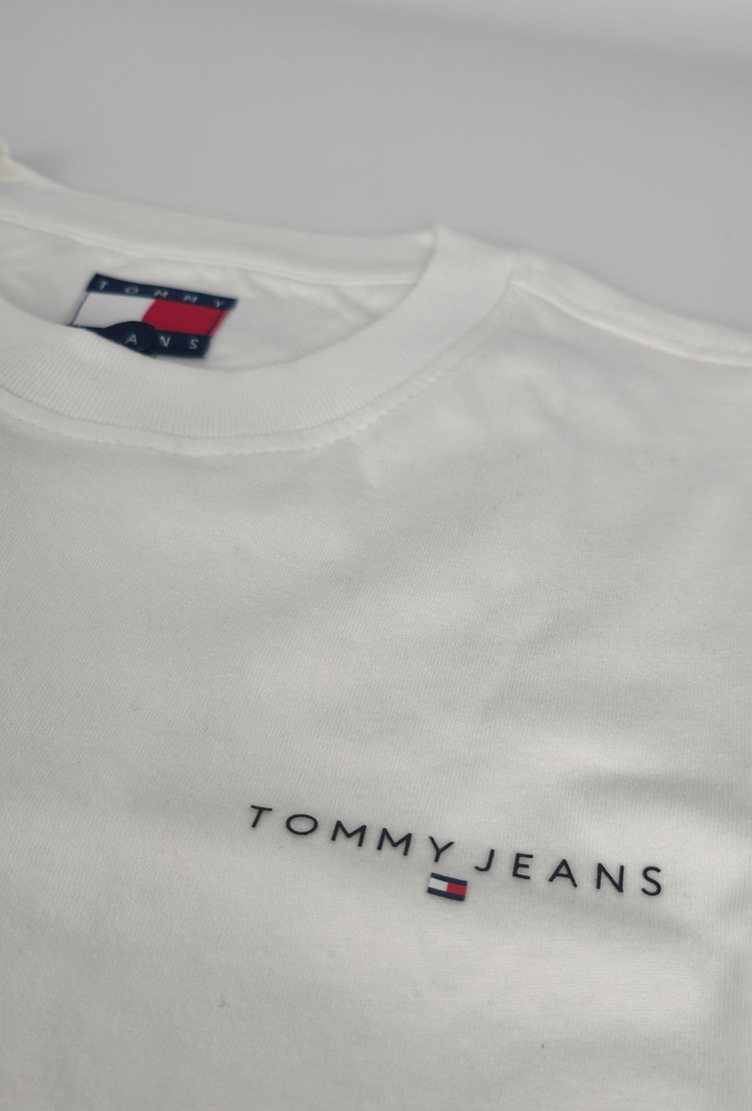 T-shirt uomo Tommy Jeans logo a rilievo lato cuore 100% cotone - BIANCO