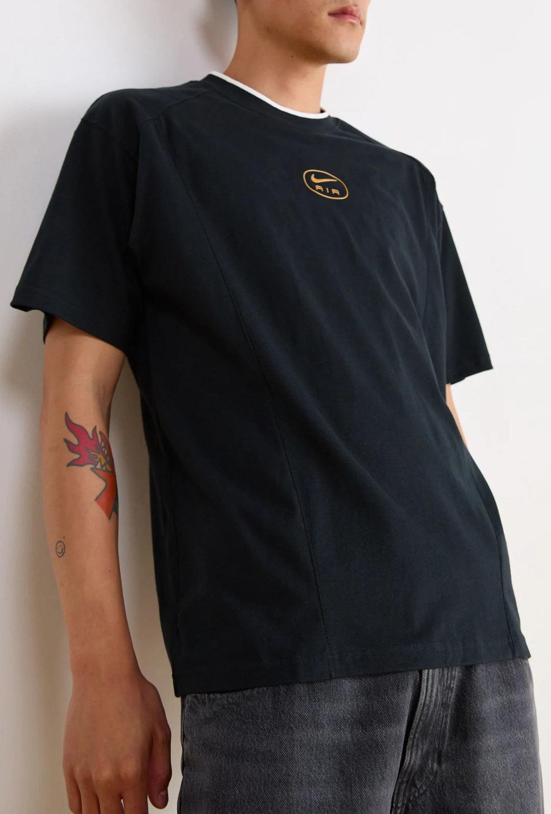 T-Shirt Uomo NIKE AIR Sportswear logo oro metallizzato - NERO