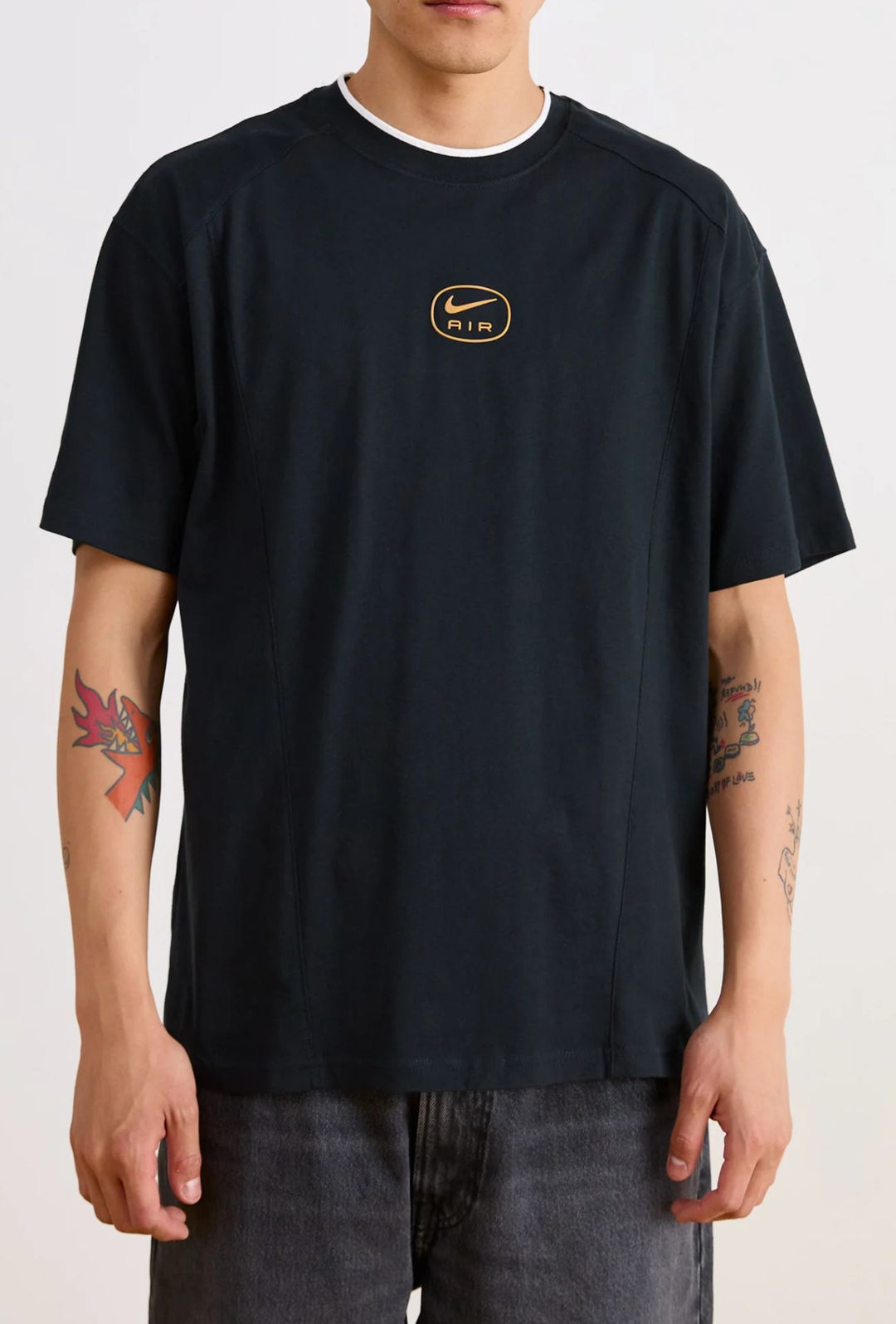 T-Shirt Uomo NIKE AIR Sportswear logo oro metallizzato - NERO