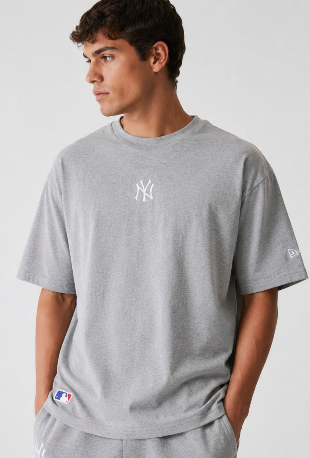 T-Shirt Uomo Oversize New York Yankees MLB League Essential Logo Centrale NY ricamato- GRIGIO