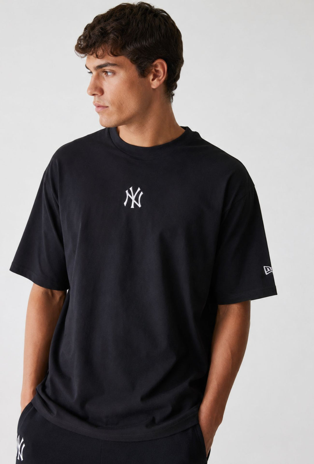T-Shirt Uomo Oversize New York Yankees MLB League Essential Logo Centrale NY ricamato- NERO