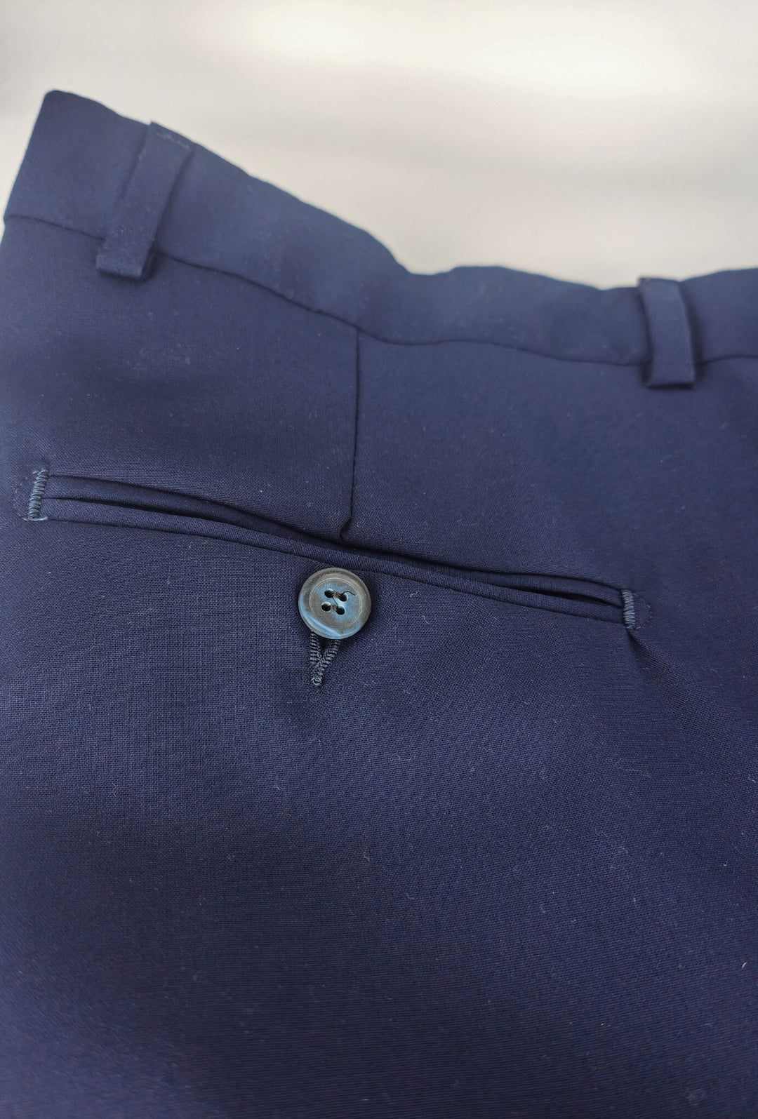 Pantaloni uomo in viscosa con tasca America, risvolto e abbottonatura allungata - BLU