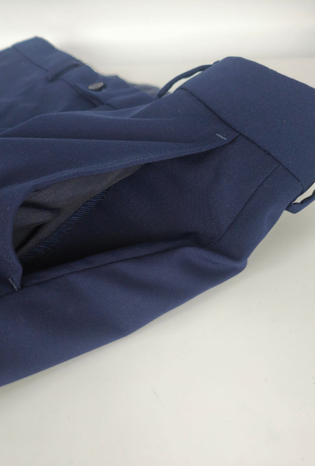 Pantaloni uomo in viscosa con tasca America, risvolto e abbottonatura allungata - BLU