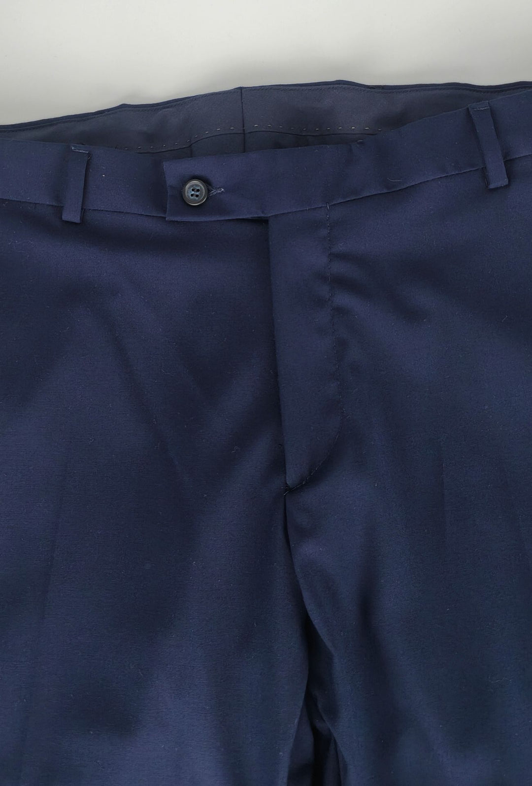 Pantaloni uomo in viscosa con tasca America, risvolto e abbottonatura allungata - BLU