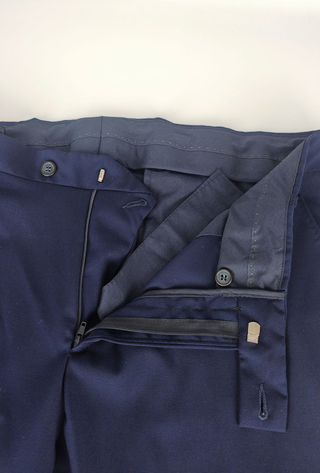 Pantaloni uomo in viscosa con tasca America, risvolto e abbottonatura allungata - BLU