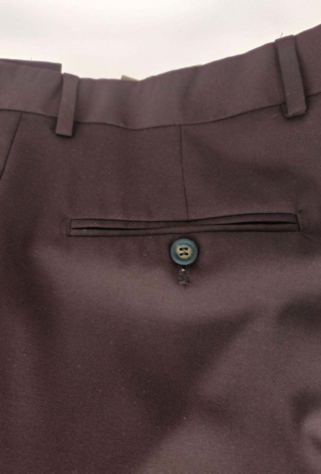 Pantaloni uomo in viscosa con tasca America, risvolto e abbottonatura allungata - TESTA DI MORO