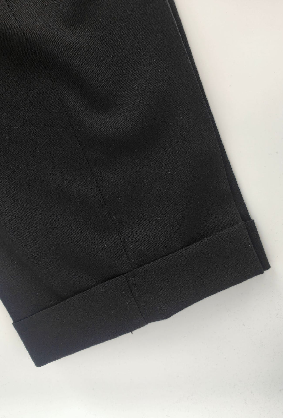 Pantaloni uomo in viscosa con tasca America, risvolto e abbottonatura allungata - NERO