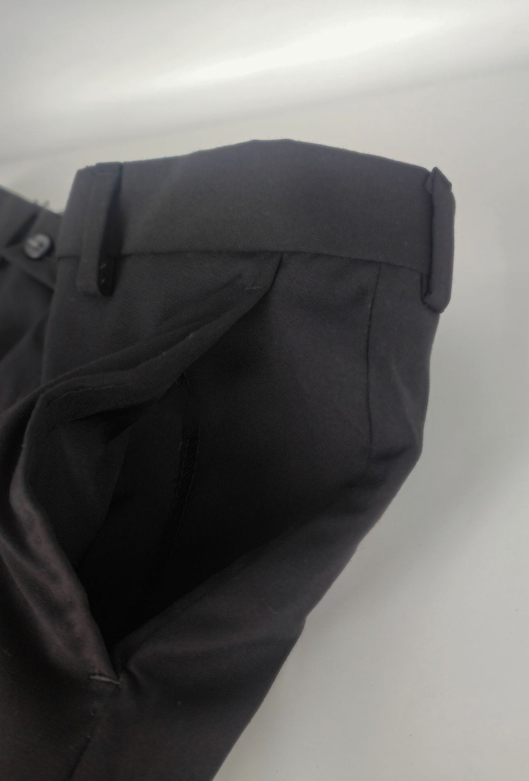 Pantaloni uomo in viscosa con tasca America, risvolto e abbottonatura allungata - NERO