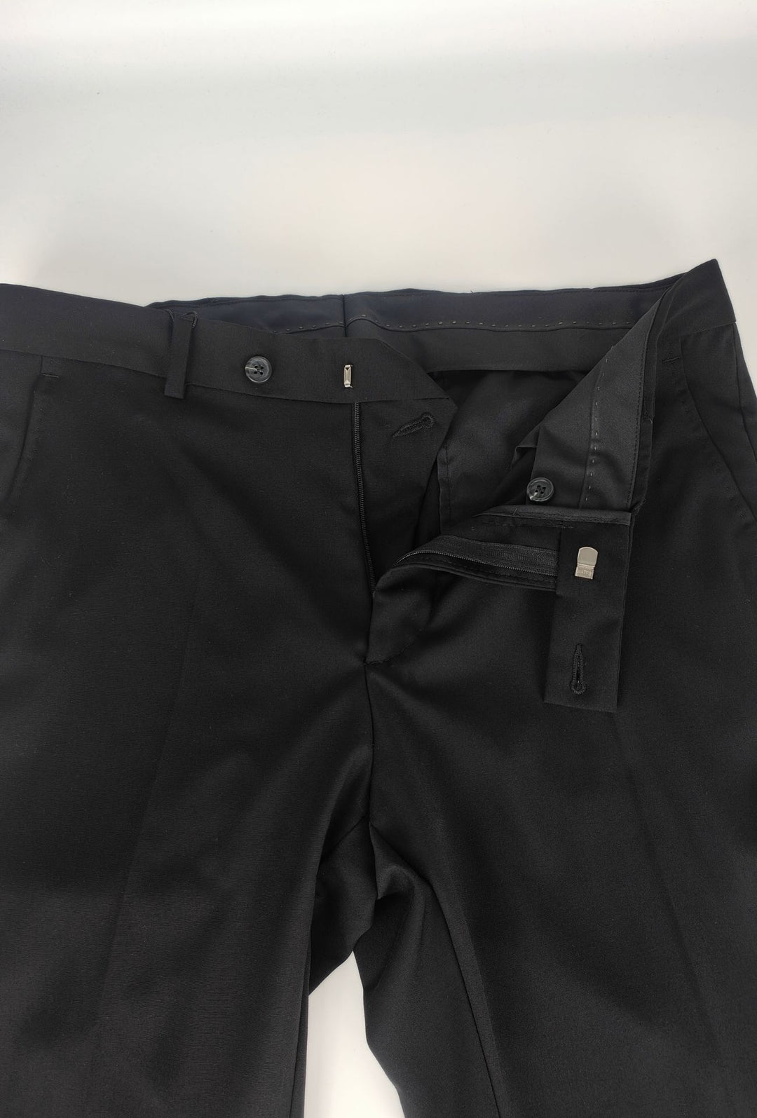Pantaloni uomo in viscosa con tasca America, risvolto e abbottonatura allungata - NERO
