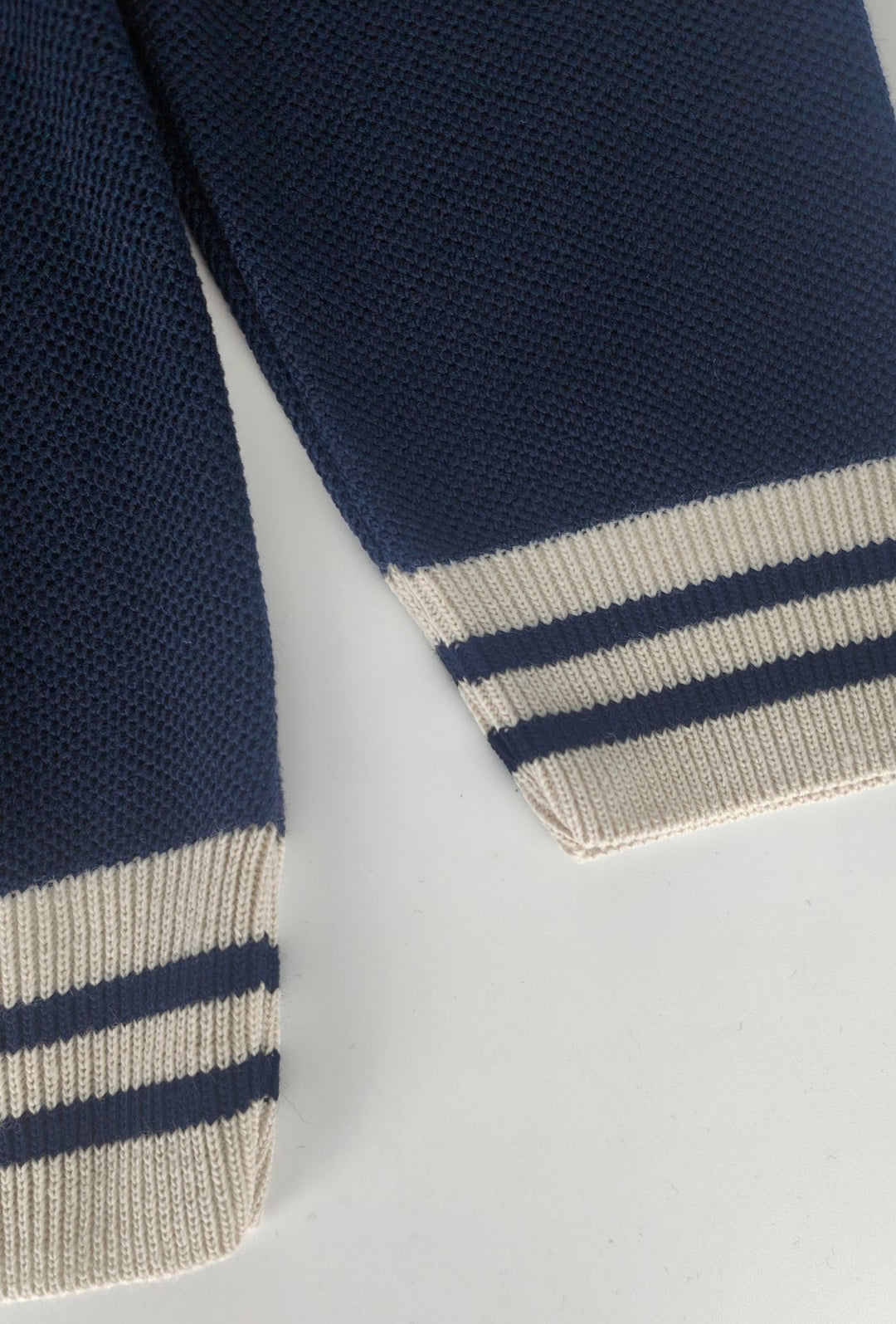 Polo uomo a maniche lunghe con lavorazione microtraforata e dettagli crema- BLU