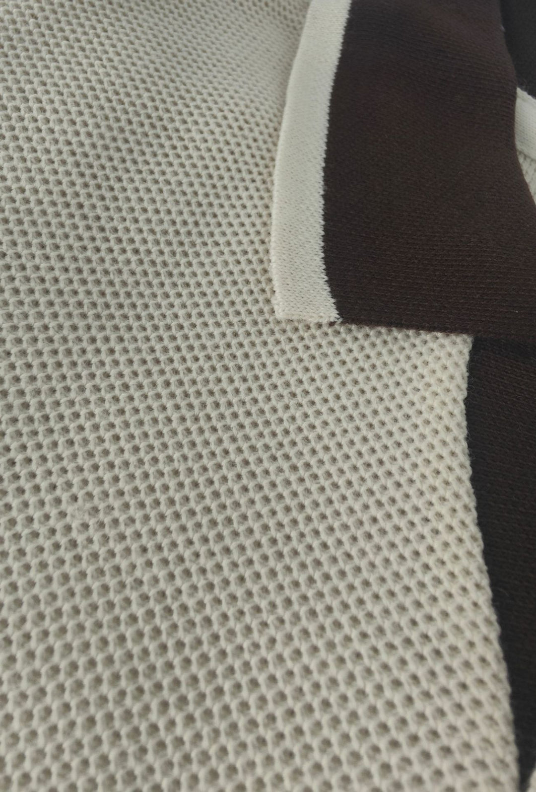 Polo uomo a maniche lunghe con lavorazione microtraforata e dettagli marroni- CREMA
