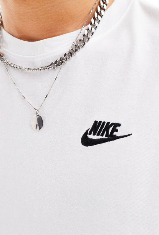 T-Shirt uomo NIKE Sportswear Club Tee logo ricamato lato cuore - BIANCO