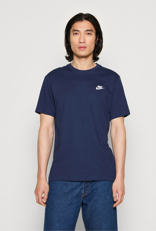 T-Shirt uomo NIKE Sportswear Club Tee logo ricamato lato cuore - BLU