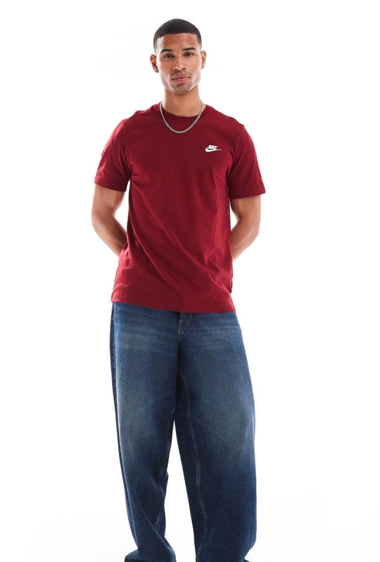 T-Shirt uomo NIKE Sportswear Club Tee logo ricamato lato cuore - BORDEAUX