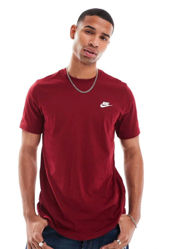 T-Shirt uomo NIKE Sportswear Club Tee logo ricamato lato cuore - BORDEAUX