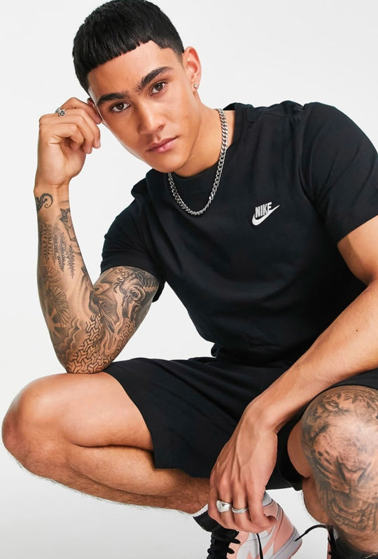 T-Shirt uomo NIKE Sportswear Club Tee logo ricamato lato cuore - NERO