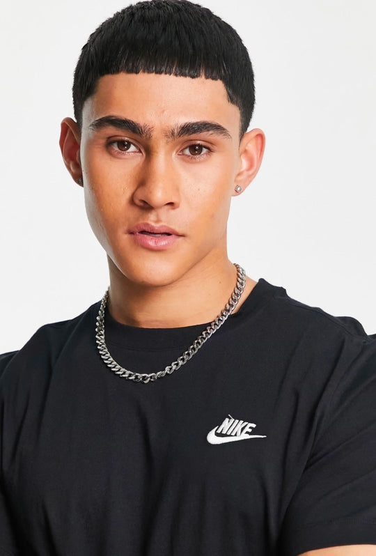 T-Shirt uomo NIKE Sportswear Club Tee logo ricamato lato cuore - NERO