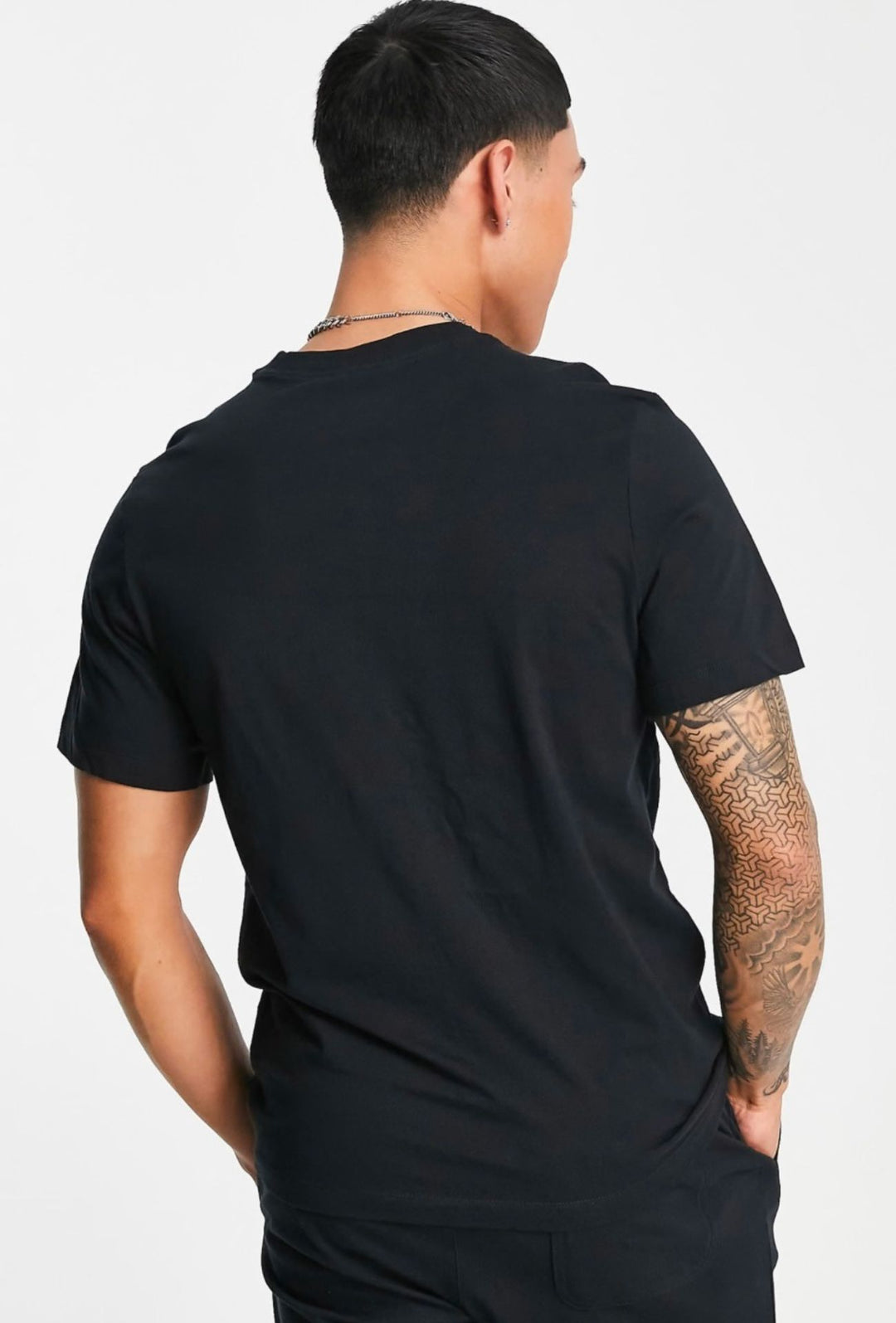 T-Shirt uomo NIKE Sportswear Club Tee logo ricamato lato cuore - NERO