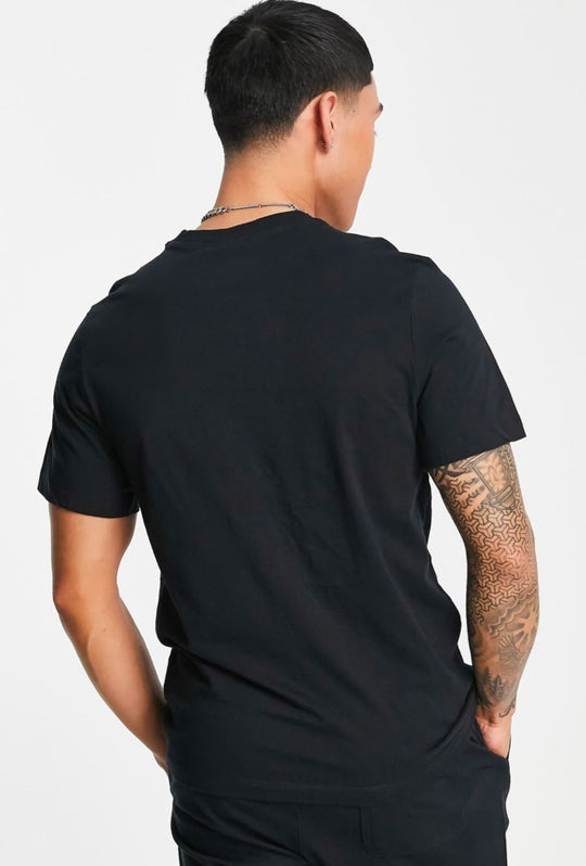 T-Shirt uomo NIKE Sportswear Club Tee logo ricamato lato cuore - NERO