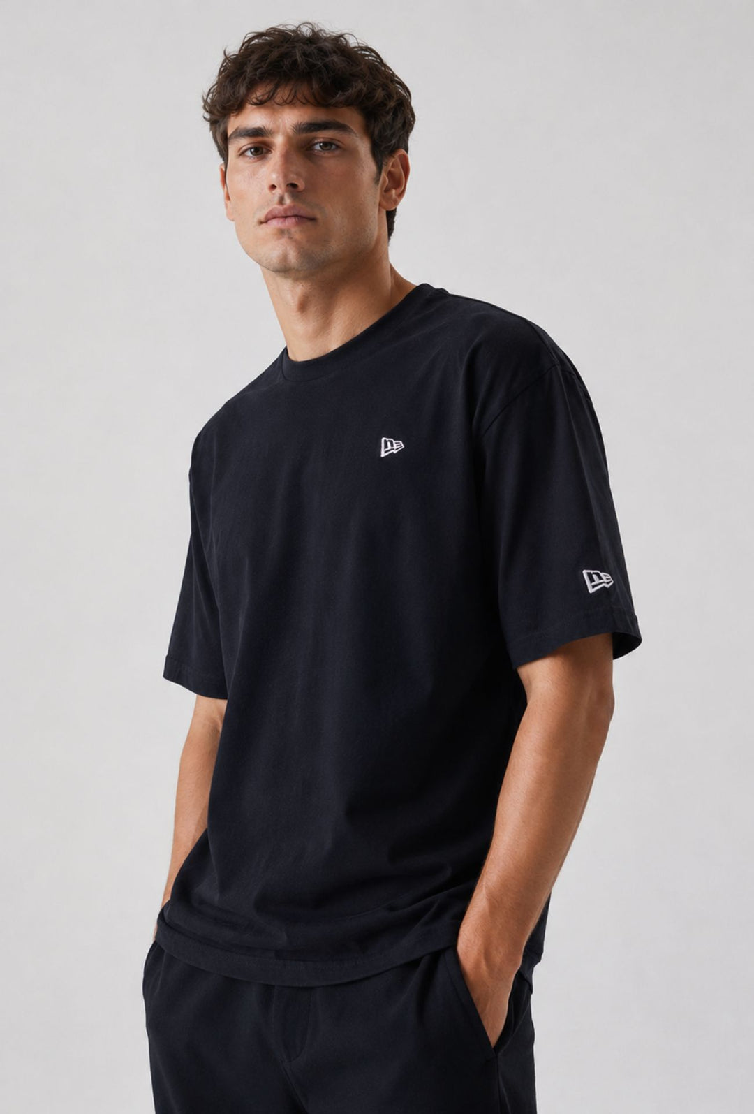T-Shirt Uomo Oversize Girocollo NEW ERA  100% Cotone logo ricamato lato cuore-NERO
